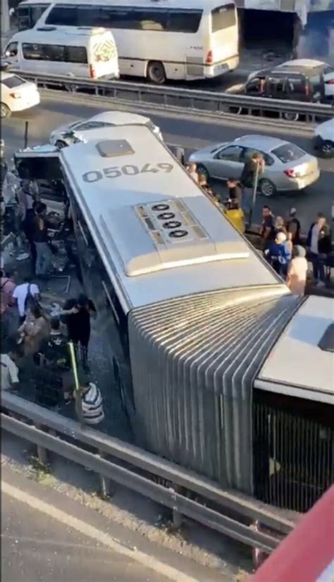 İ­s­t­a­n­b­u­l­ ­A­v­c­ı­l­a­r­­d­a­ ­m­e­t­r­o­b­ü­s­l­e­r­ ­ç­a­r­p­ı­ş­t­ı­